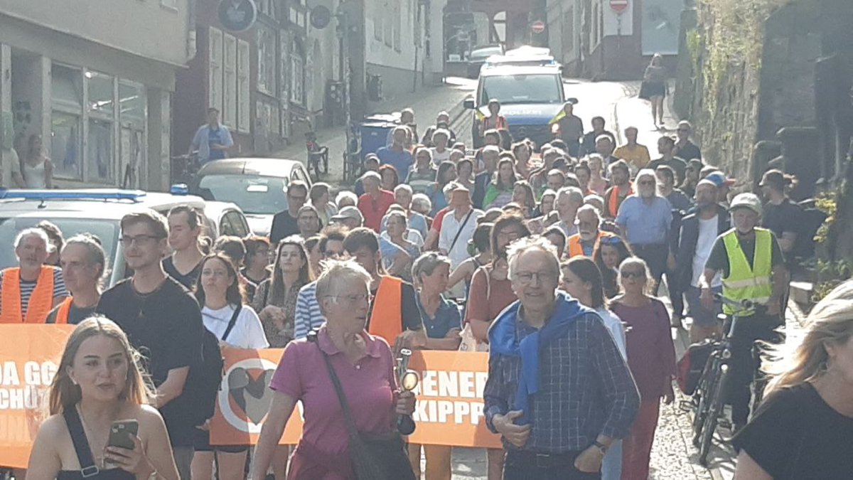 ++ Protestmärsche heute in Marburg, Braunschweig, Bonn &amp; Berlin ++  

Immermehr Menschen kommen zu unseren Aktionen, weil sich dringend etwas verändern muss.  

Wie lange wird es noch dauern, bis die Bundesregierung auf den Boden unserer Verfassung (Art. 20a GG) zurückkehrt?
