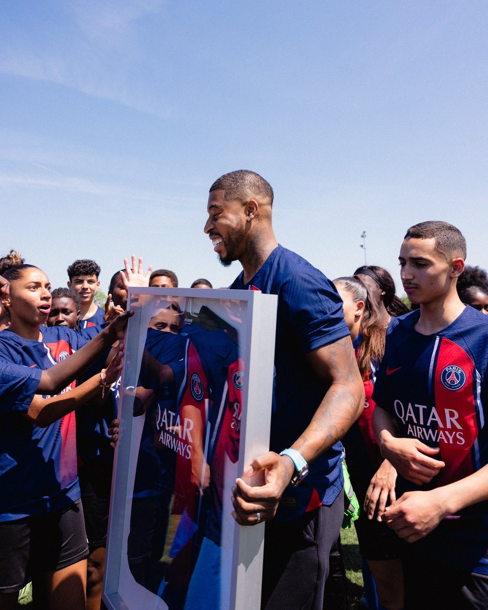 Returning to his hometown, @kimpembe_3 revealed the new Paris Saint-Germain 2023/24 Home shirt at his boyhood club to inspire the next generation of Parisian footballers.
Bonded by community.
Creating the future together.
🔴🔵
@psg_english #NikeFC