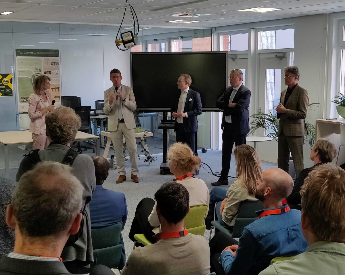 Vandaag Impact Event van @Hanze. Samenwerking binnen de Universiteit van het Noorden: mbo, hbo en wo stond prominent op het programma. We presenteerde 7 hybride onderzoeksgroepen: praktijk &amp; fundamenteel #samenverschilmaken  <a href="/JoukedeVries/">Jouke de Vries</a> @wimvandepol <a href="/RHDijkgraaf/">Robbert Dijkgraaf</a> <a href="/MauriceLimmen/">Maurice Limmen</a>