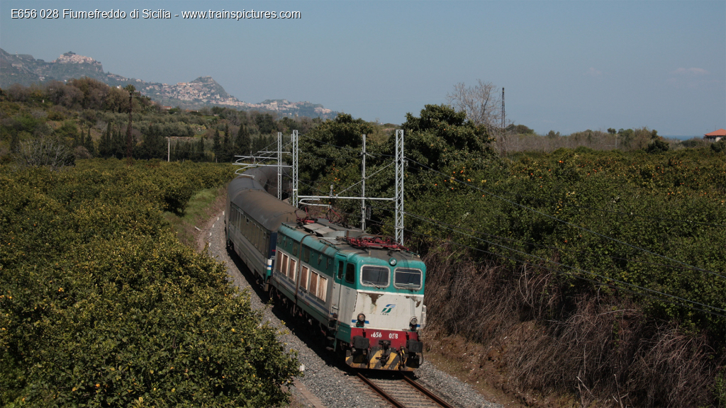 Rubrica: E656 e E655

E656 053 Fiumefreddo di Sicilia, 02/04/2010

Foto 1920x1080 FullHD: trainspictures.com/foto/1112-e656…

 #fotografieferroviarie #treni #trainspictures #railpictures #ferrovia #e656 #italia #italy #sicilia #sicily #catania #fiumefreddodisicilia