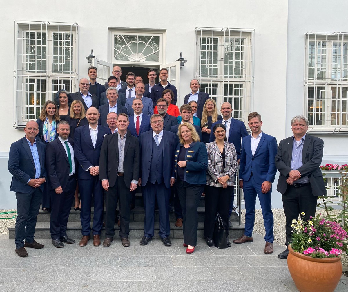 Tæt grønt samarbejde mellem Nordrhein-Westfalen (18 mio indb.) og 🇩🇰! Pt. er en delegation fra delstaten i Kbh. Aftenens 🇩🇰🇩🇪 reception i min residens afspejler dette vigtige partnerskab. Länder er en afgørende brik i succesfuld 🇩🇪 🌱 omstilling - og 🇩🇰 er et forbillede!