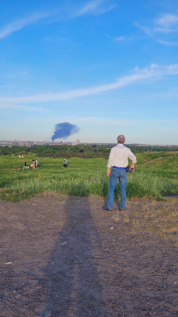 Flor_niz's tweet photo. 1ero a @MauryZg y después a mí nos llegó un alerta inalámbrica del gobierno al celu. 1ero sonido de alarma, texto y luego lo leyó una operadora. Resulta q fue por peligros de grandes incendios en Berlín.Nosotros vinimos a un mirador un rato antes y vimos uno pero ya está apagado. https://t.co/Rr6hSWPtHz