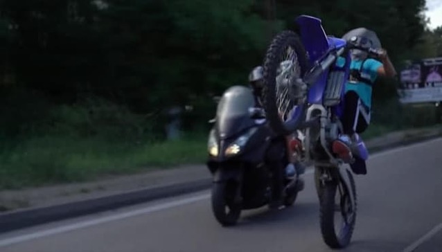 CerfiaFR's tweet photo. 🇫🇷🏍️ FLASH | Un homme de 20 ans sera jugé en comparution immédiate après avoir « fracassé le crâne » d’un enfant de 8 ans avec sa moto lors d’un #rodéo sauvage, à #Beauvais.

👉 Une fois l’enfant pris en charge par les pompiers, « 60 gamins » ont jeté des pierres sur leur camion. https://t.co/UfB20RyhKT