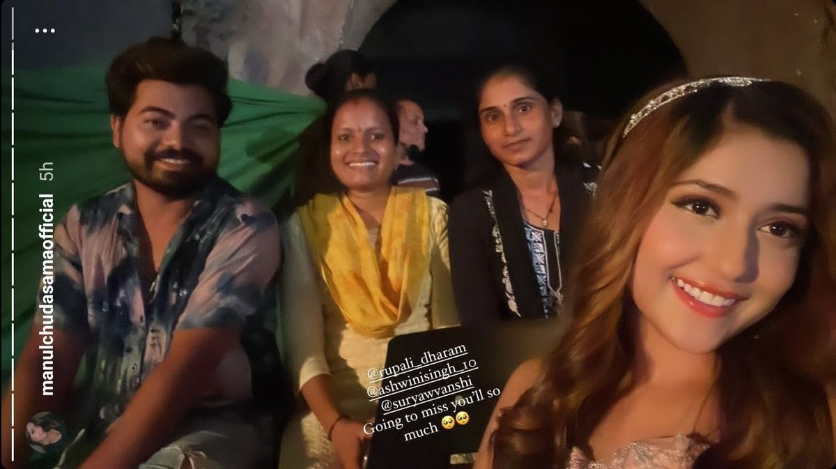 a_stalwart's tweet photo. #SumedhMudgalkar n #ManulChudasama will see them sharing same scene for the 1st & last time together as Hatim Marjina onscreen.Also got to see their cute 🥰 offscreen moment too till the packup.Manul with her crew members n director sir. #AlibabaChapter2 #Alibabaekandaazandekha https://t.co/2vNbQC1KLL