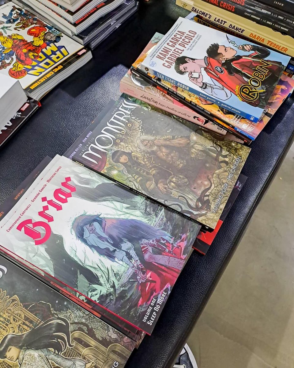 DIA DE COMICS e afins! Queres espreitar já algumas das coisas que estão a caminho dos expositores? 😎

#kingpinbooks #comics #bd #merchandising #funkopop #lisboa #graphicnovels #mangá