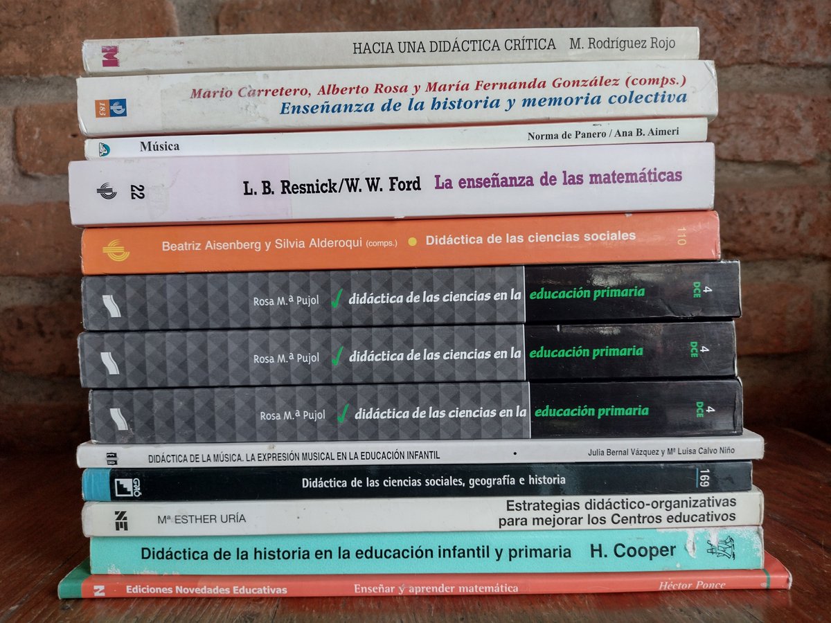 Hoy vuelvo a publicar libros a la venta. 
Ofreceré textos académicos de didáctica, currículum, aprendizaje y temas afines. 
Acá va una foto con los títulos de didáctica. En los siguientes tuits incluiré nombres de autores y precios de cada libro. ¿Me ayudan con un RT?
¡Gracias!