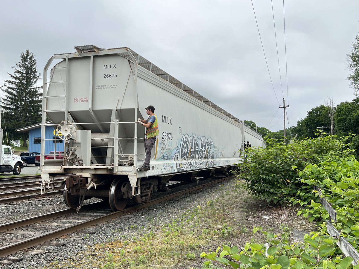 On this #WorkerWednesday - a shoutout to all the staff riding the ladders while switching cars! ⁦@TrainsMagazine⁩