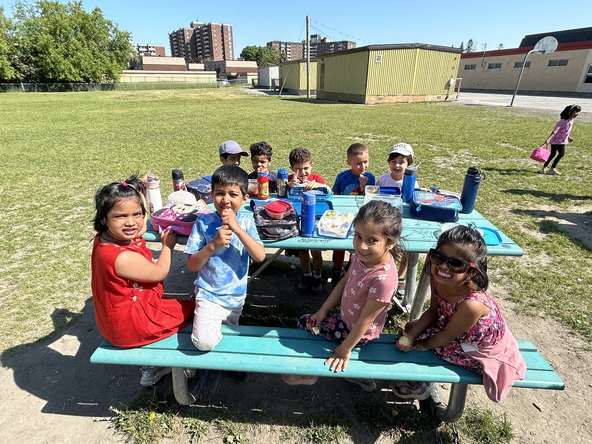 Mrs_Whitesell's tweet photo. It was a beautiful morning to have snack outside 🤗 https://t.co/Qs0rLZ5Qfn