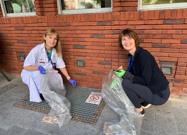 Ramassage de mégots ce matin avec notre directrice à l hopital Cochin. On a le sourire, mais bon esperons que l an prochain il y en aura moins!
