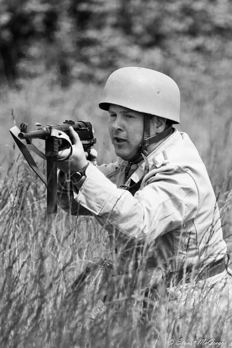 Action shot ...... in the skirmish between us Fallschirmjäger and the British Buffs reenacters at the last event.

🚫 NON POLITICAL 🚫 

#Fallschirmjäger #luftwaffe #reenacter #blankfirer #mp40 #blackandwhitephotography #ww2 #ww2reenactment