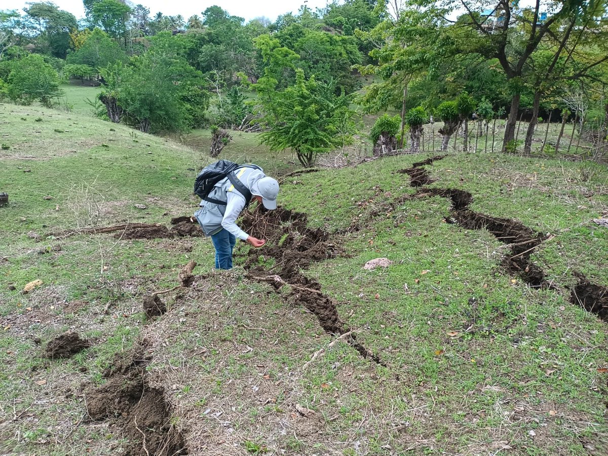 sgcol's tweet photo. 📢Sobre la situación de emergencia que se está presentando en el municipio de Puerto Escondido📌, Córdoba, les contamos que una comisión del SGC ya se encuentra en territorio y está realizando varios estudios geocientíficos ⛏️🧪 que esperamos compartir en los próximos días. https://t.co/CMXKNEpklM