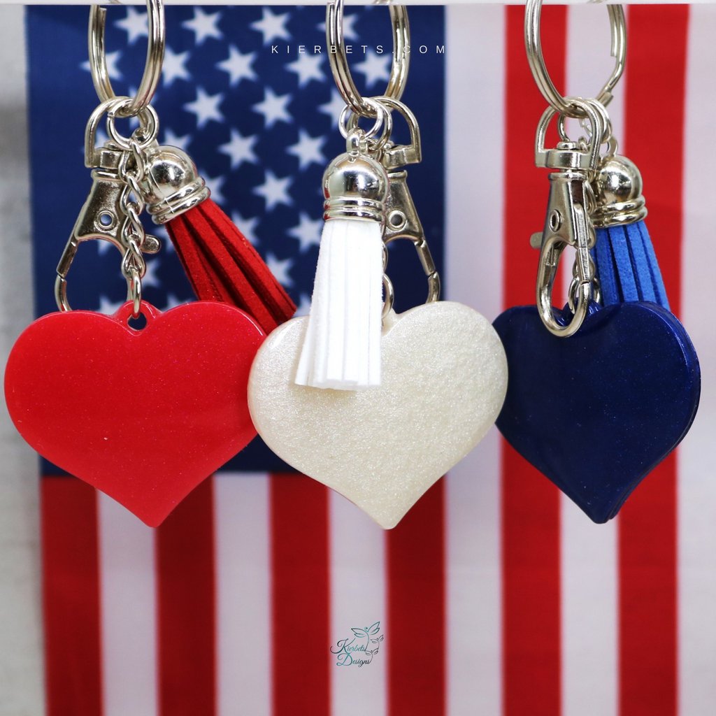 This adorable heart Keychain is super light and can be personalized by adding a hand stamped initial tag. 
l8r.it/WoFj
#resinkeychain #personalizedkeychain #bookbagclipon #schoolbagclipon #purseclipon #luggageclipon #personalizedgift #stockingstuffer #backtoschool