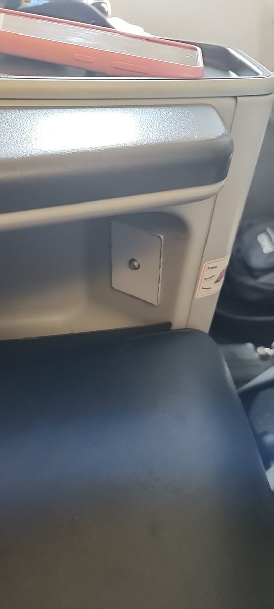 ChristianPAbril's tweet photo. Pense quizás si pago premium en Avianca tenga donde cargar las cosas, no el trato miserable y que no puedas trabajar o usar tu celular si no tiene carga es en todos los precios. Completan 5 meses con el cuento de ajustes de aviones.  @AviancaEscucha @Avianca https://t.co/xYTjzRwn1Y