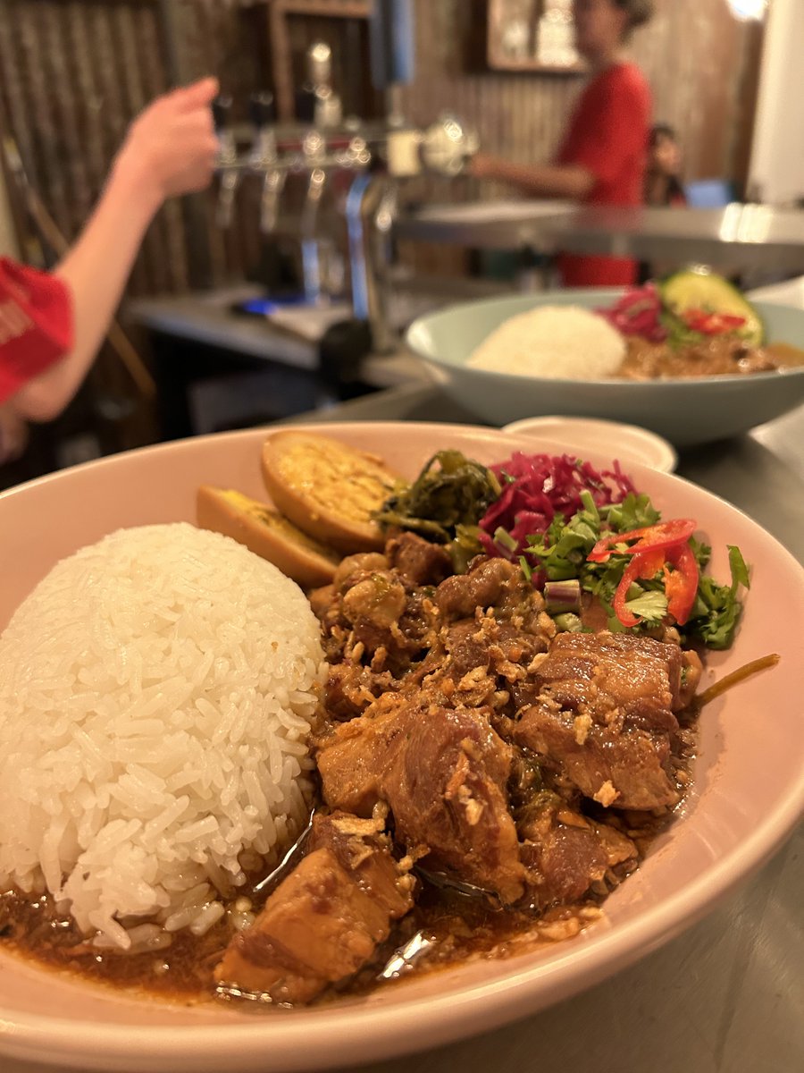 MeatOneVegBlog's tweet photo. Perhaps the biggest compliment I can give to SOI 1268 is that the food feels like a restaurant on holiday, full of locals eating the food as it should. Anything that has @SaiBuddhaBelly cooking behind a stove was destined to be a success, but seriously, this place is excellent. https://t.co/1vAW4ifdMR