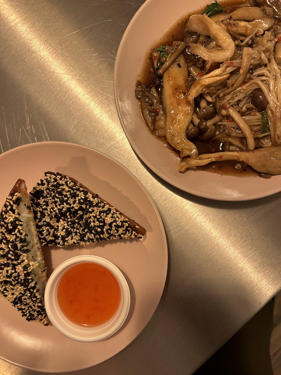 MeatOneVegBlog's tweet photo. Perhaps the biggest compliment I can give to SOI 1268 is that the food feels like a restaurant on holiday, full of locals eating the food as it should. Anything that has @SaiBuddhaBelly cooking behind a stove was destined to be a success, but seriously, this place is excellent. https://t.co/1vAW4ifdMR