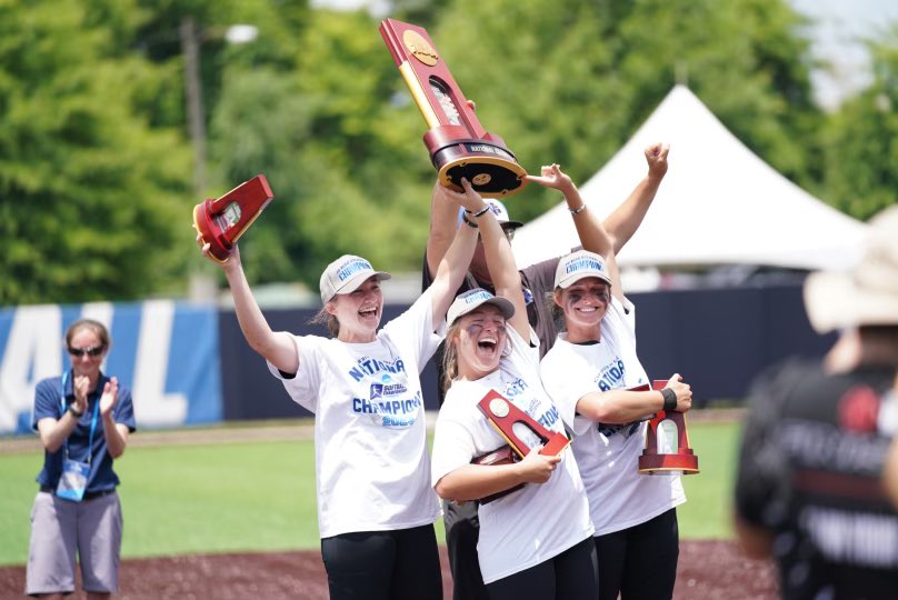 UNGSoftball's tweet photo. 𝗪𝗘𝗟𝗖𝗢𝗠𝗘 𝗛𝗢𝗠𝗘 𝗧𝗛𝗘 𝗖𝗛𝗔𝗠𝗣𝗜𝗢𝗡𝗦‼️

We’re heading home soon and we want you to meet us at The Hill to celebrate at 6:30PM!! 

See you there, #NighthawkNation!! https://t.co/Z9hE09eAuR