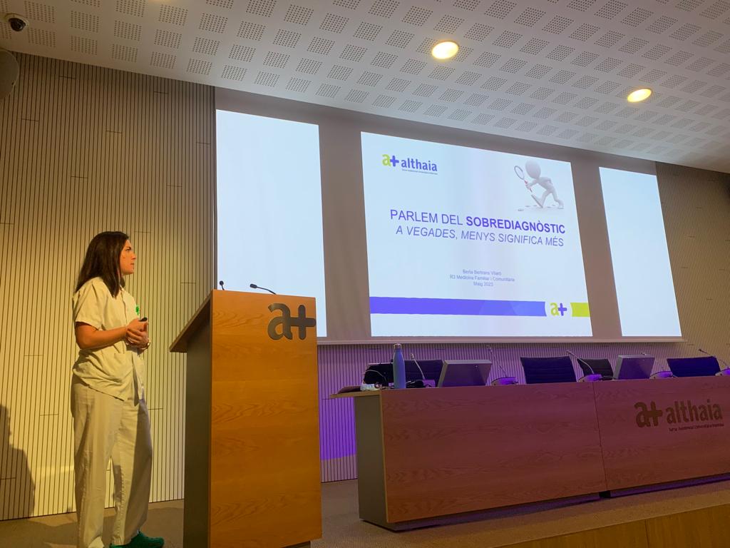 urgalthaia's tweet photo. Avui la Dra. @BertaBertrans Metgessa resident 3°any MFiC ha fet la sessió general a @althaiamanresa sobre "A vegades menys significa més" Parlem del sobrediagnòstic.Amb la seva ponència ens ha fet reflexionar a tots els facultatius a la sala. Felicitem per Excel•lent exposició. https://t.co/byJVnYAqf2