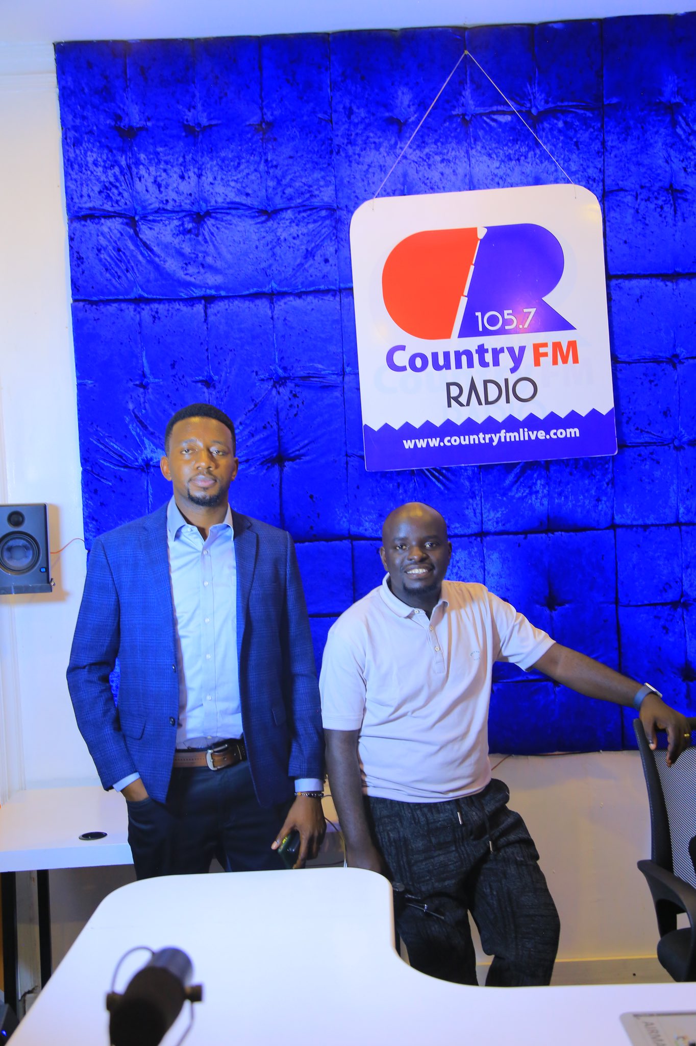 COUNTRY FM RADIO countryfm1057 X