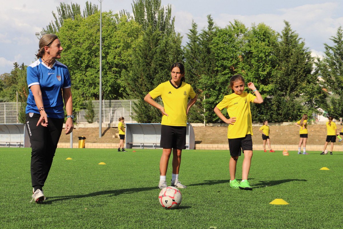 RFFM_oficial's tweet photo. 🚺 El Comité de Fútbol Femenino no descansa en este final de temporada y esta tarde ha compartido con el @CDAlgeteno una satisfactoria y productiva Jornada Itinerante de Promoción y Tecnificación de SÚMATE con el equipo Infantil Femenino de Fútbol 7 y un grupo de niñas invitadas https://t.co/w5C4Ko4Ppr