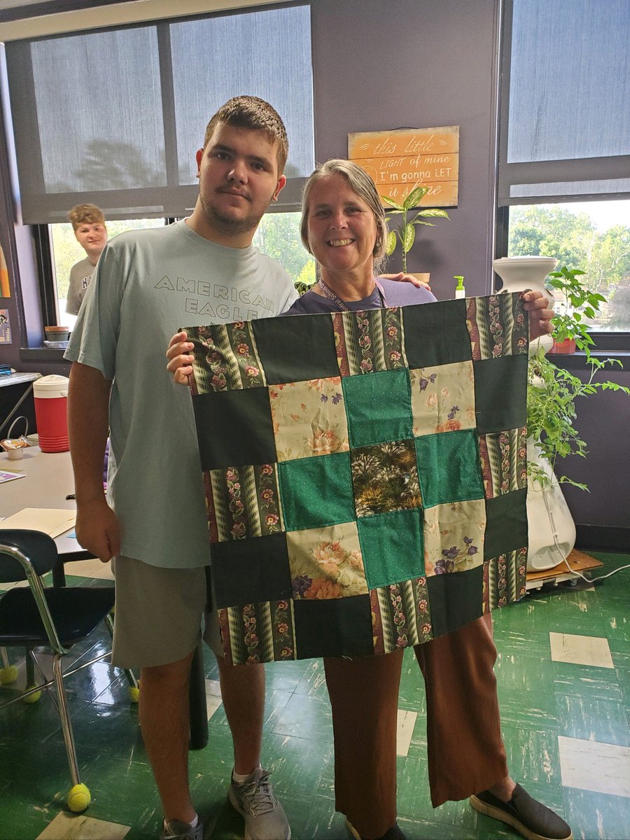 We r so lucky 2 work w/ this awesome @HamburgCSD High School class! Thank you @LSajdakHHSWBL & Ss! The class is always a huge support in caring 4 garden spaces! Look at the new quilts Ss made 2 be used 4 seating in garden activities! #CommunitiesGrowTogether #gardensupportcrew