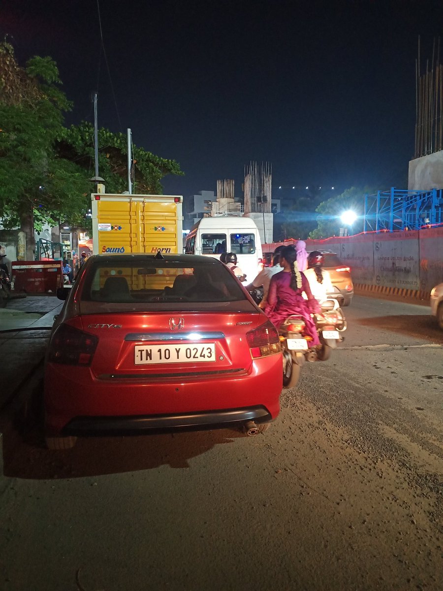 @ChennaiTraffic @chennaipolice_ Main road parking. No parking time 7:46pm 31/05/2023
DLF- Porur to guindy main road.heavy traffic. Take action