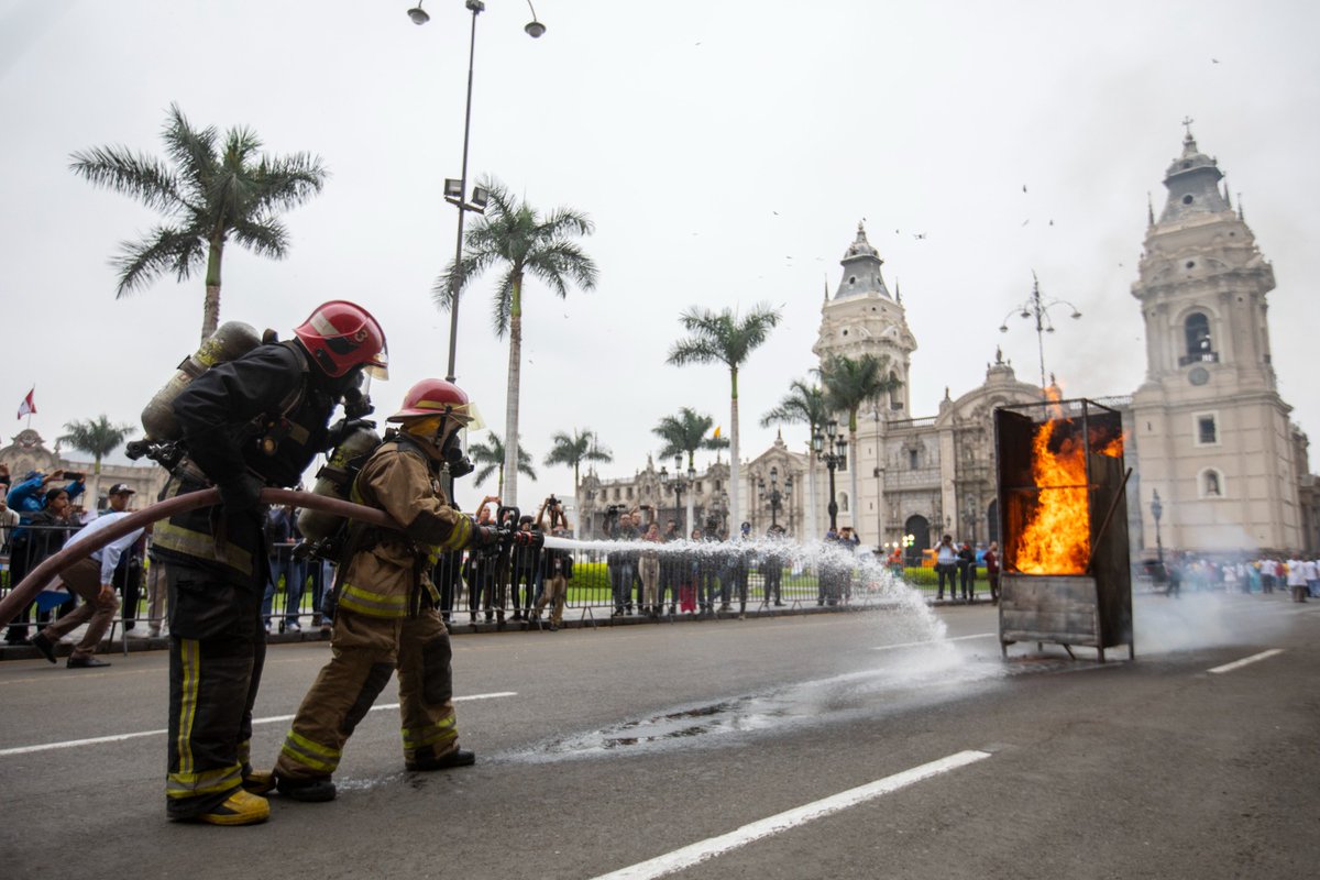 MuniLima's tweet photo. ¡No dejemos que la historia se repita, promovamos una cultura de prevención! Así se realizó el Simulacro Nacional Multipeligro, que reunió al alcalde @rlopezaliaga1, la presidenta Dina Boluarte, entre otras autoridades. 

☝️ No olvides elaborar tu plan de emergencia familiar. https://t.co/CCG8VYR6Ur