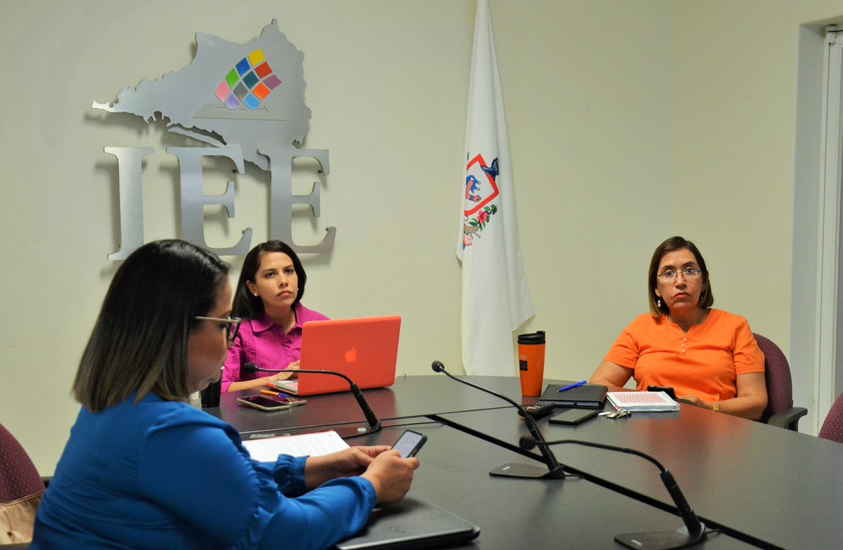 IEECOLIMA's tweet photo. #AlMomento Sesiona Comisión de Igualdad y Perspectiva de Género y No discriminación.
Preside Consejera Flor Romano. Participan integrantes: Consejeras @MarthaIzaH y @arlen_mf, y Sria Técnica. También Consejera Pdta, Adriana Ruiz Visfocri; y Consejeros Juan Ramírez y Martín Dueñas https://t.co/vRpNYRRV4C