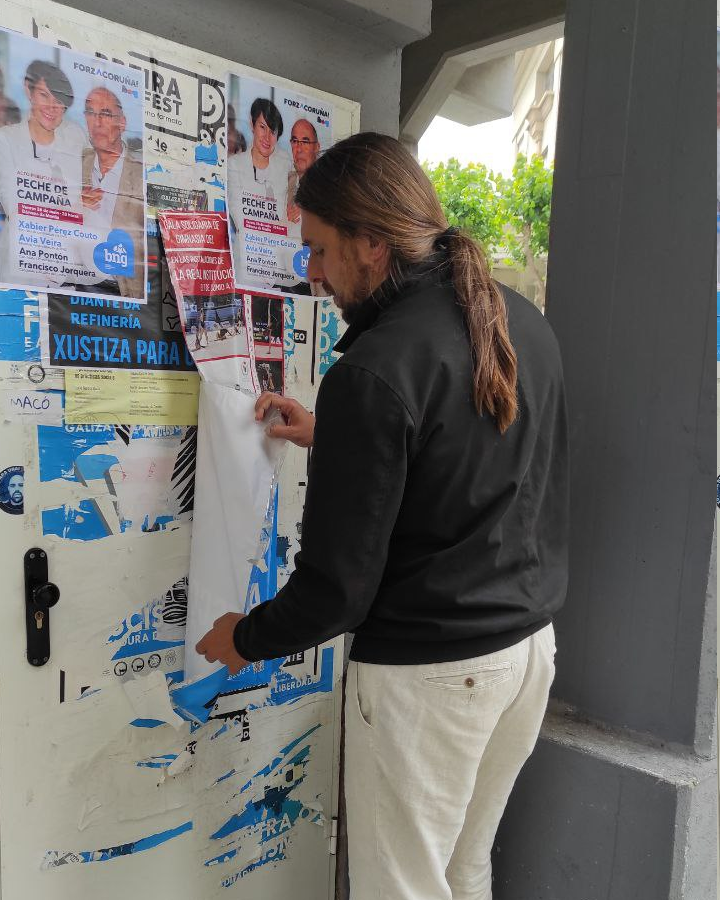 mareatlantica's tweet photo. 🧹 E tras unha campaña, coma sempre na @mareatlantica, a nosa xente traballa para retirar os carteis das rúas.

Prometemos facelo e, coma sempre, #AMareaCumpre. https://t.co/iAZLPowJVC