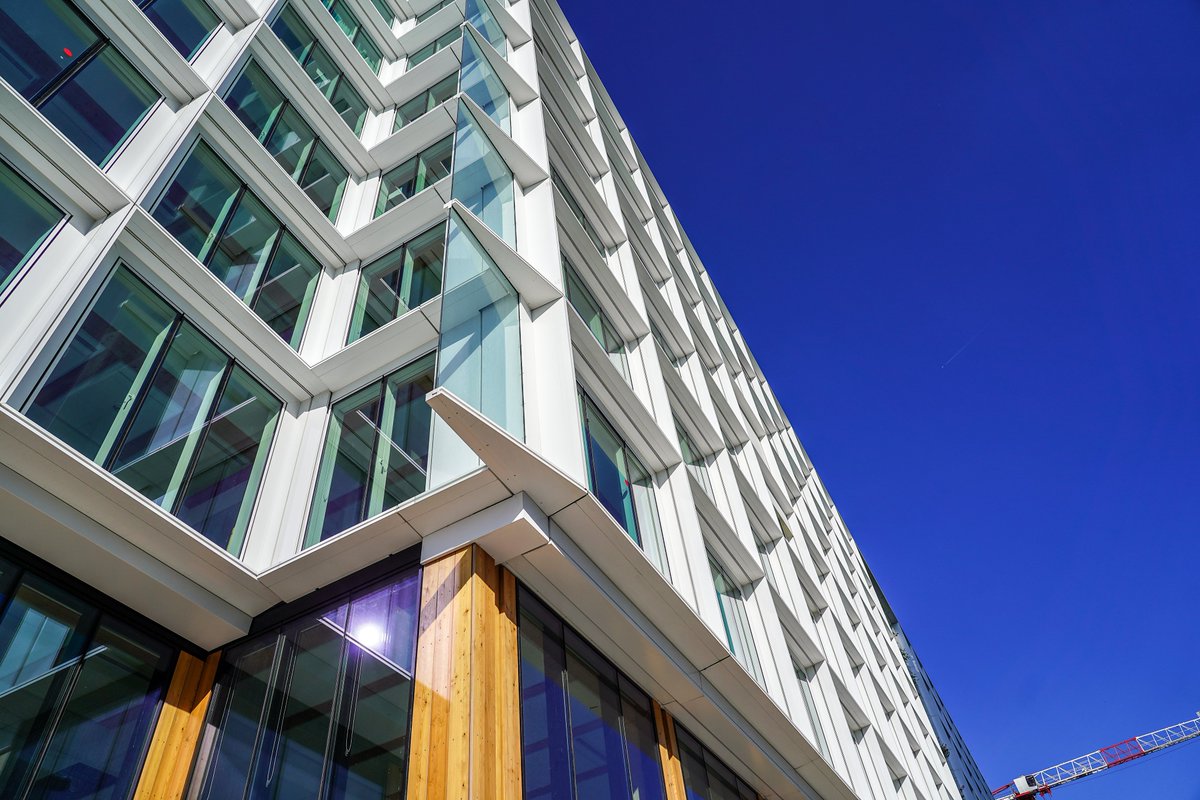 geoffroyboulard's tweet photo. 🏢 La Porte de Clichy #Paris17 poursuit sa mutation avec l’inauguration aujourd’hui de #StreamBuilding : un immeuble mixte (bureaux/hôtels) innovant et particulièrement respectueux de l’environnement ♻️ qui participe lui aussi désormais à l’attractivité du quartier. https://t.co/b7sbaabG71