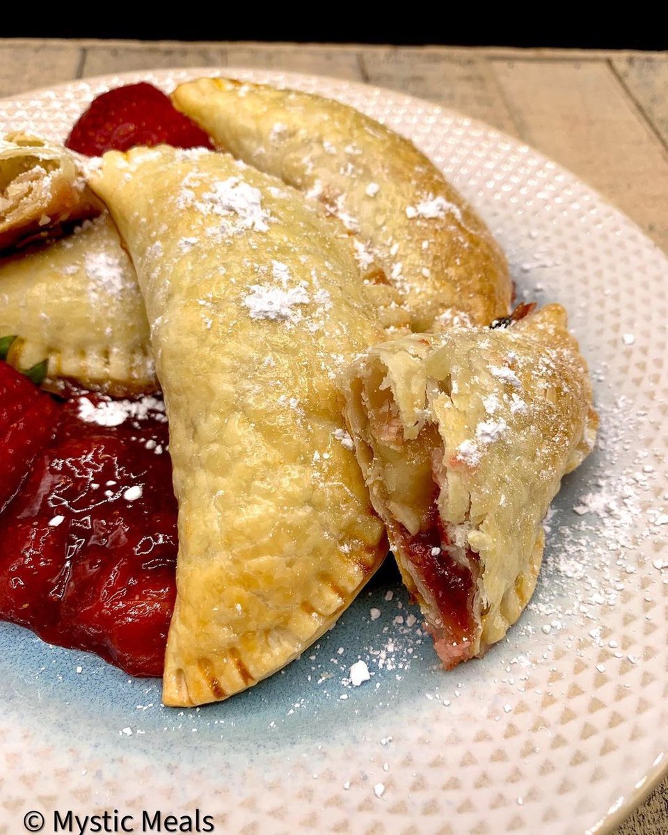 SikNik13's tweet image. Strawberry & Brie Empanadas! #cookingtutorial below! Meow! ✨😻🖤🔮🍓🥟 #mysticmeals #strawberrydessert #cookingvideos
youtu.be/WeamdBUId9c