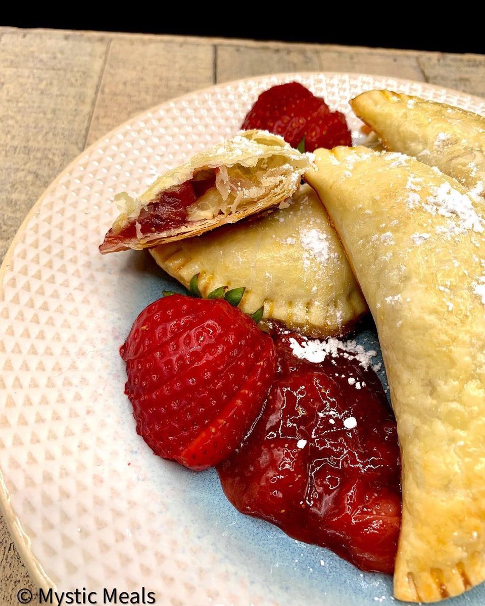 SikNik13's tweet image. Strawberry & Brie Empanadas! #cookingtutorial below! Meow! ✨😻🖤🔮🍓🥟 #mysticmeals #strawberrydessert #cookingvideos
youtu.be/WeamdBUId9c
