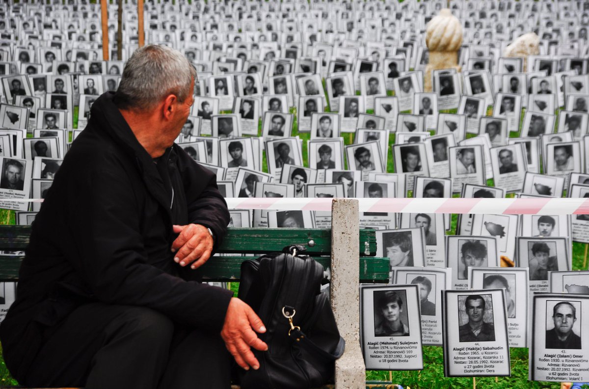 conoglu_osman's tweet photo. Bosna nın Prijedor şehrinde sırplar, radyolardan "sırp olmayanların pencelerine beyaz çarşaf asmasını ve sokağa çıkarken beyaz kurdela bağlamasını" istedi.
Bu şekilde tespit edilen Binlerce Boşnak Müslüman cani sırplar tarafından katledildi.
31 Mayıs 1992 

#prijedorkatliamı 🖤🇧🇦 https://t.co/EOixNEqX0v