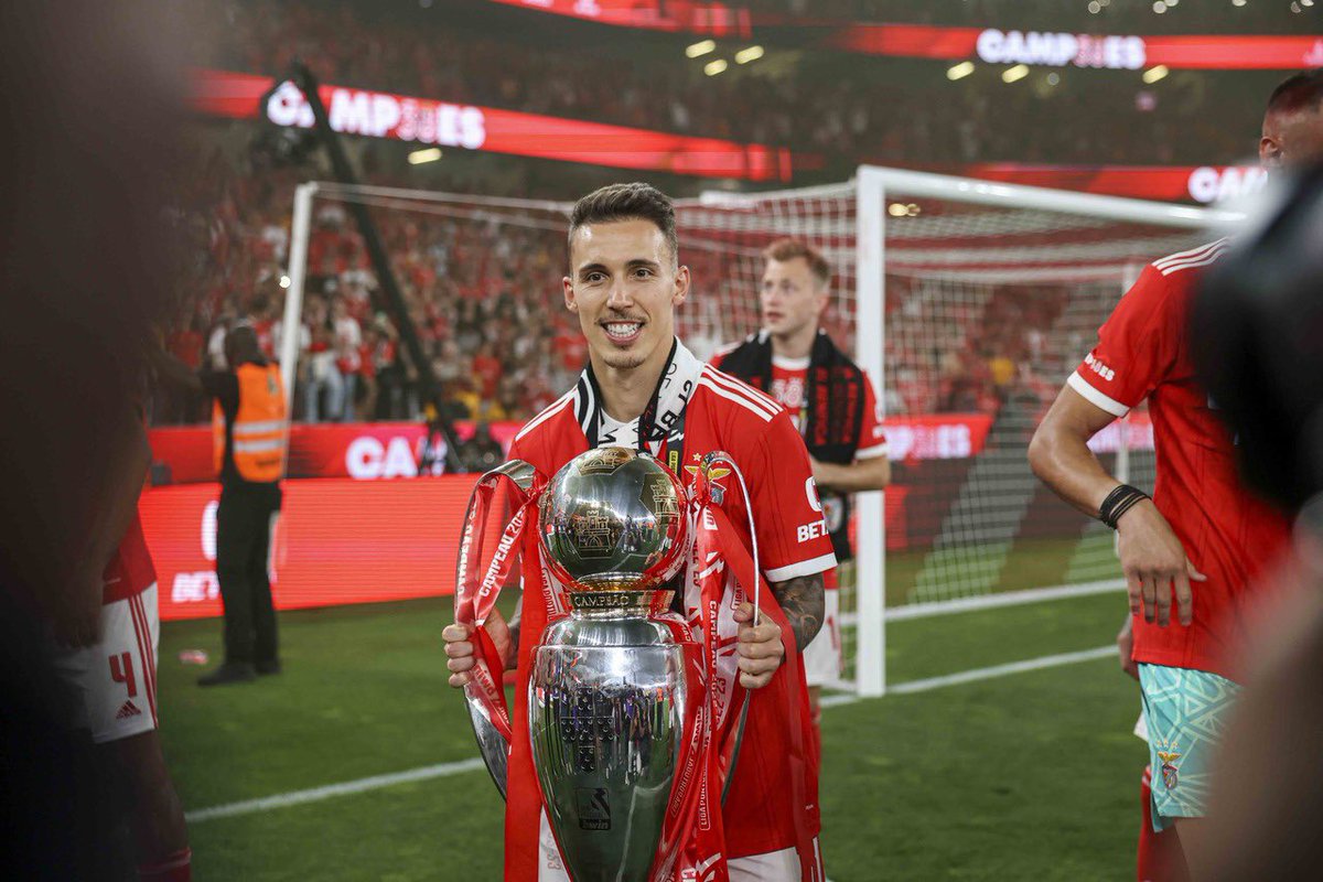 Obrigado, <a href="/grimaldo35/">Alejandro Grimaldo</a>! Boa sorte para o futuro! ❤️

Para sempre um de nós! 🦅

#EPluribusUnum