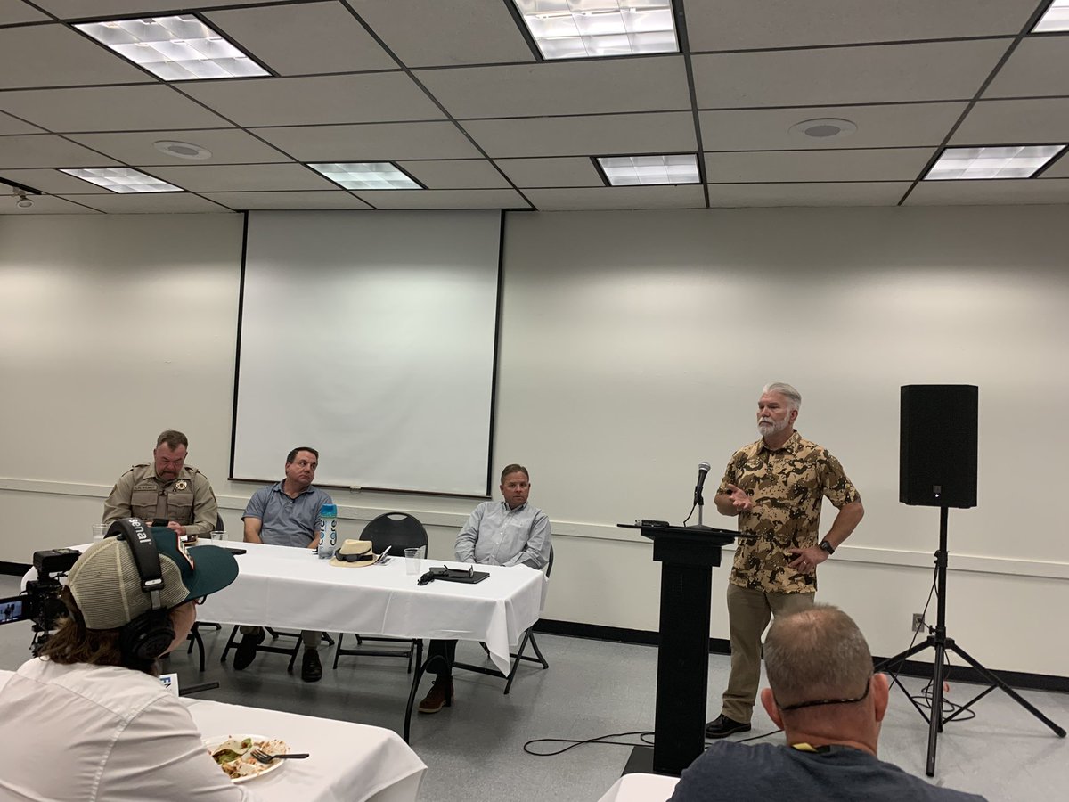 AFPFNH's tweet photo. Former Border Control Chief Chris Clem for the Yuma sector says more than 13,000 illegal crossings have been detained in the last 4 days with 4,400 getaways.

200 lbs of fentanyl were seized just yesterday.

This #BorderCrisis is having real effects on this area. https://t.co/kmEG82hBYq