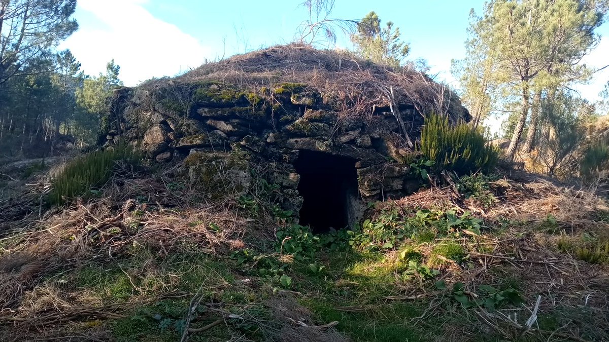 G24Noticias's tweet photo. Recuperan chivanas e lapas, antigos refuxios dos pastores da serra do Xurés https://t.co/lOsBAq7aeR https://t.co/7NHfvF30tF