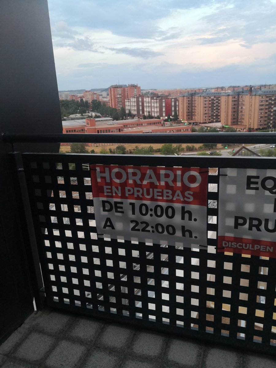 pucelana_87's tweet photo. Son las 21.40 y el ascensor nuevo de parquesol está desconectado, y pone que de que funciona de 10 a 22h https://t.co/Awr3EY0zoU