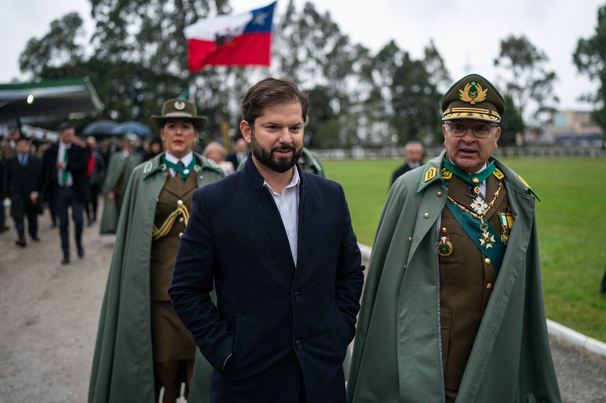 Brutal q 36% d chilenos justifique golpe d Estado q abrió una oleada d violaciones a DDHH. Tan brutal como q un general imputado x violaciones a DDHH ocurridas hace menos d 4 años, siga dirigiendo a Carabineros y sea respaldado x todo un gobierno

#Negacionismo Negacionismo Silva