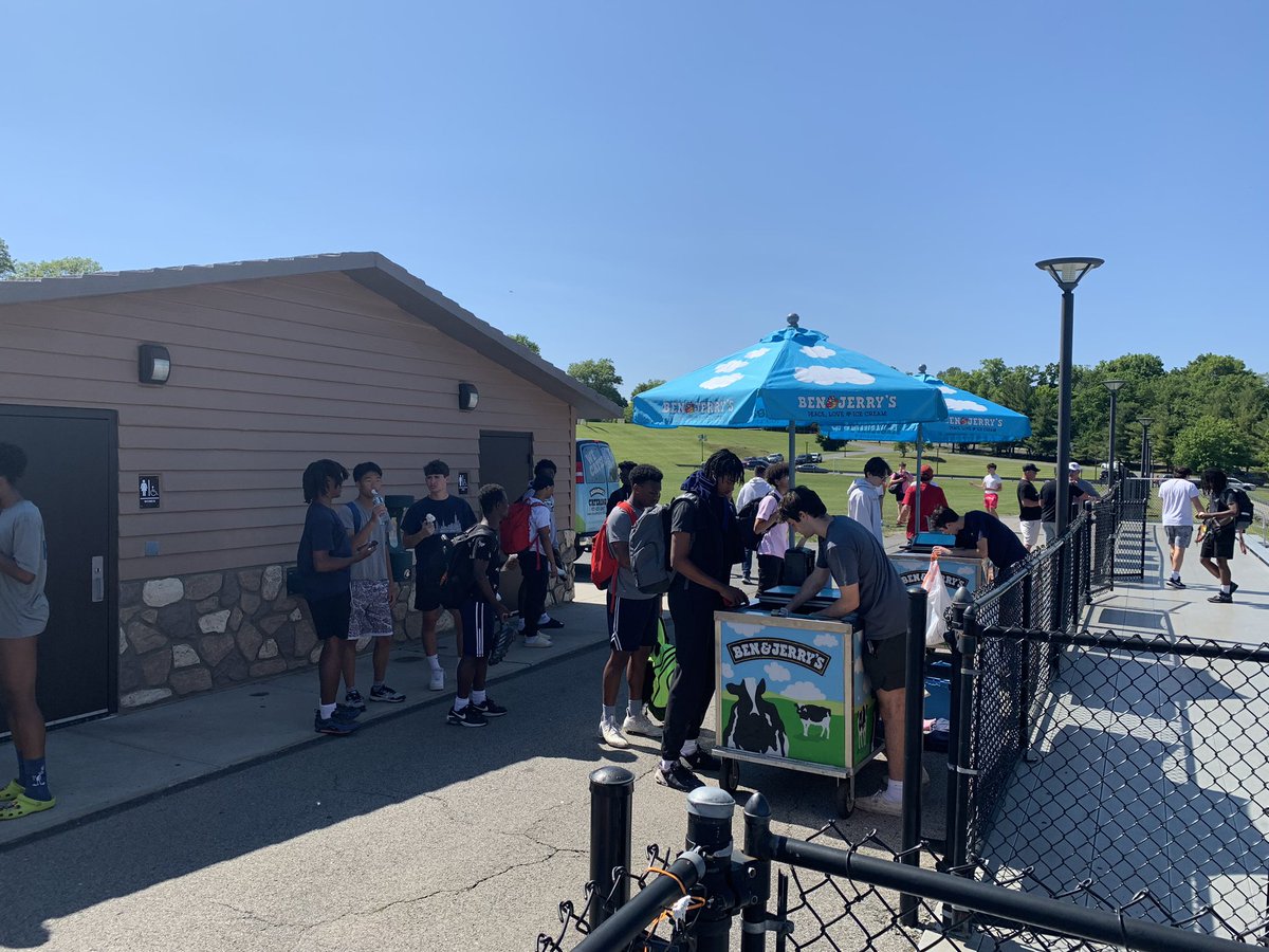 DrJosephRicca's tweet photo. Gorgeous afternoon to celebrate our @wplainsschools @WPTigerPride @WPHS__athletics student athletes! Congratulations, Tigers!! #WPProud special thanks to the Athletics Dept for organizing a beautiful signing ceremony! https://t.co/zLsgoQ3EZM