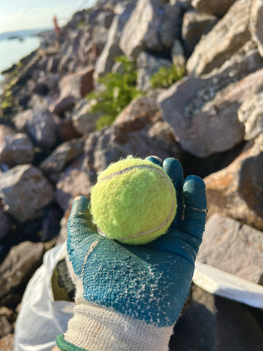 You know it’s nearly Summer when we hit the breakwater for beach cleans with the @YesBrixham Young Vols on a Wednesday evening!
An absolutely huge bag (like wheely bin size) of rubbish collected. At least three tennis balls. (Cont) #brixham #beachclean