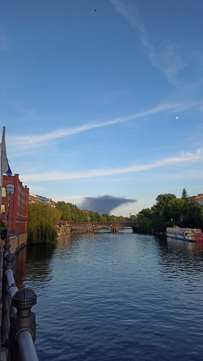 Germantodaynews's tweet image. Die Berliner #Feuerwehr ist zu einem Großbrand (Lagerhalle) nach #Neukölln in die Lahnstraße ausgerückt. Die Lahnstraße ist in beiden Richtungen #gesperrt.