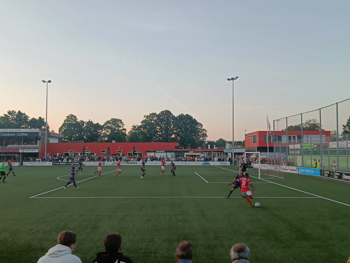 RubenWingerden's tweet photo. Vanavond op het rode gedeelte van Sportpark Panhuis in Veenendaal. VV DOVO - VVSB voor de play-offs om promotie naar de Tweede Divisie. #dovvvs #vvdovo #vvsb #sportparkPanhuis #nacompetitie #tweededivisie #groundhopping https://t.co/fmWVeJBUgw