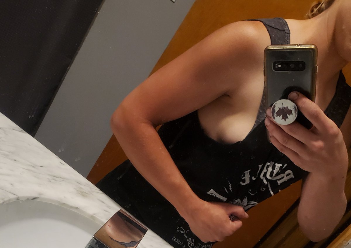 farmhoe6969's tweet photo. Tan lines and titties!!! 💪👌

Any suggestions on the good old farmer tan lines???🤭 it's only may, this will be interesting!! 

# farmgirl #tanlines #farmertan #bluecollarworker https://t.co/oaYw26lqkA