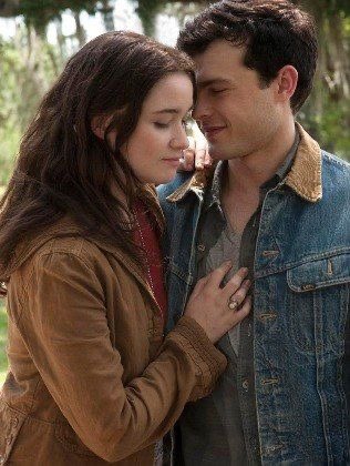 La película de hermosas criaturas del 2013 y basada en el libro del mismo nombre a mi parecer no es lo suficientemente buena ni atractiva como el libro, sencillamente pierde muchos de los buenos detalles pudiendo ser de las mejores del momento.
#Review #peliculas #libros