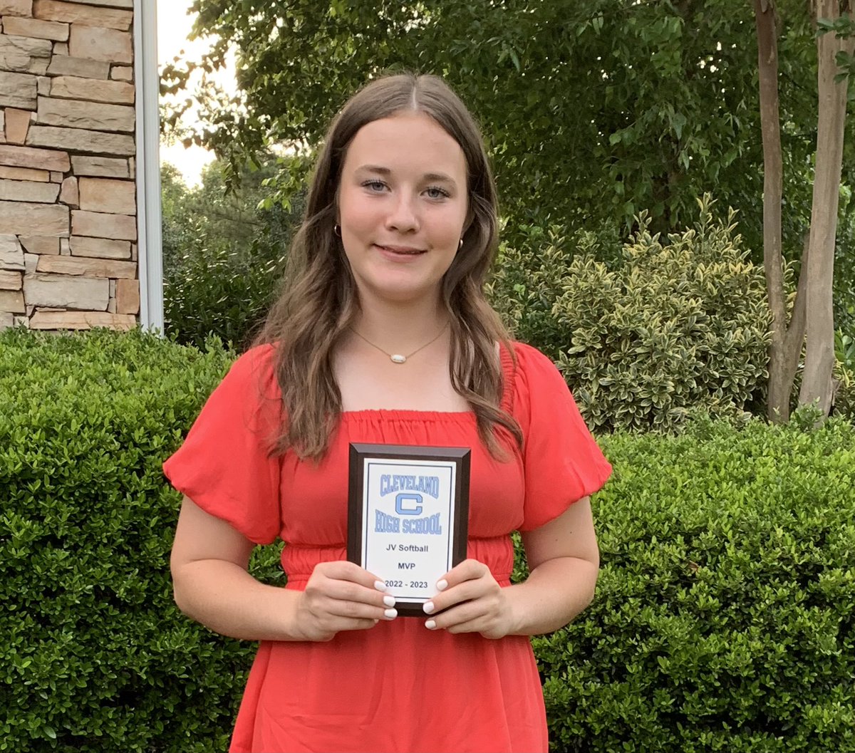 Averym_softball's tweet photo. So glad my team voted me for MVP and we had a great team that went undefeated #HornsUp #softballfamily #teamwork https://t.co/0wz2N8Y560