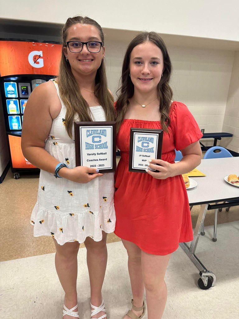 Averym_softball's tweet photo. So glad my team voted me for MVP and we had a great team that went undefeated #HornsUp #softballfamily #teamwork https://t.co/0wz2N8Y560