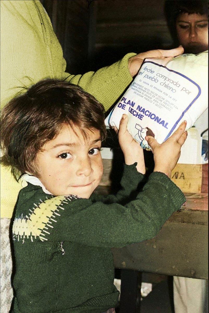 RadioUmbral's tweet photo. 1 de Junio 
Día mundial de la leche 

Durante el gobierno de la Unidad Popular, el presidente Salvador Allende cumplió con la medida 15  de su programa: 
Medio litro de leche gratis para todos los niños y niñas del país sin diferencias. https://t.co/HIL6bFdRpF