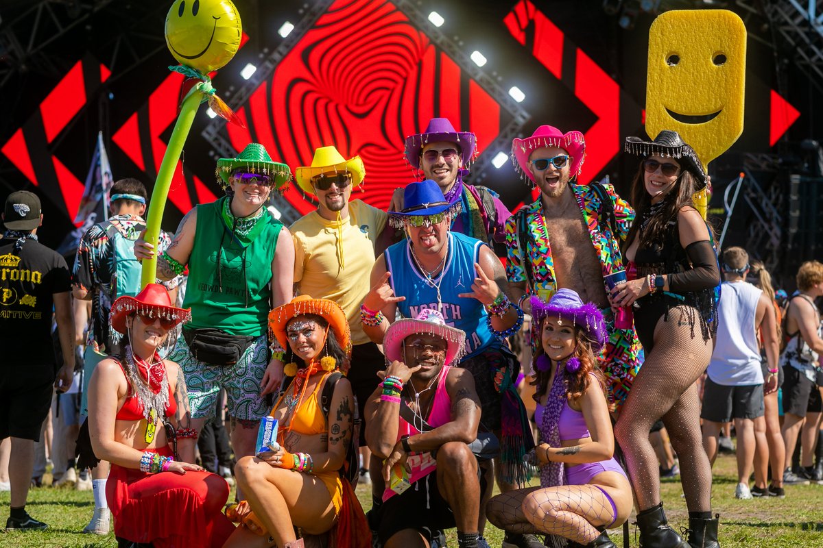 We're missing our Sunset fam 🥰 #SMF2023 #ThrowbackThursday 

📸 <a href="/AliveCoverage/">Alive Coverage</a>