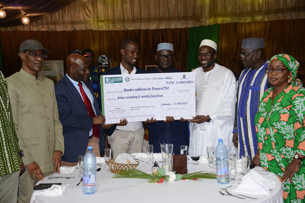abdoulayekn1's tweet photo. Aidez-nous à féliciter les 7 lauréats de la 1ère édition du #ConcoursInnovation organisé par @malifolkecenter en marge de la #Semainedelinnovation qui s'est tenue du 22 au mai à #Bamako.
Vivement la 2e édition.
#Innovrec
#Emploisverts
#Changementsclimatiques
@SwedeninML https://t.co/mobq0Ul5Kj
