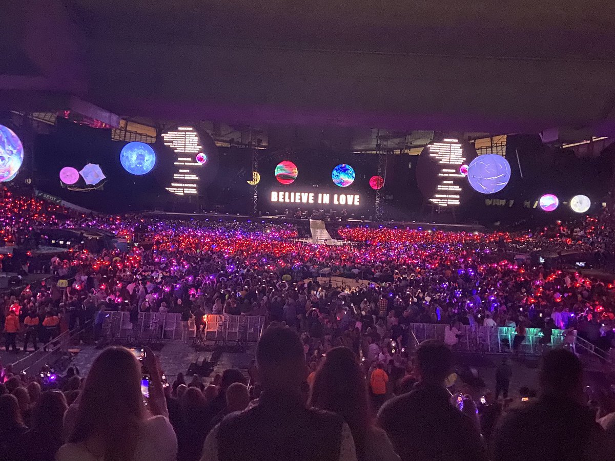LisaGraziuso's tweet photo. #ColdplayManchester  tra le serate migliori della mia vita https://t.co/bDf8pGno3H
