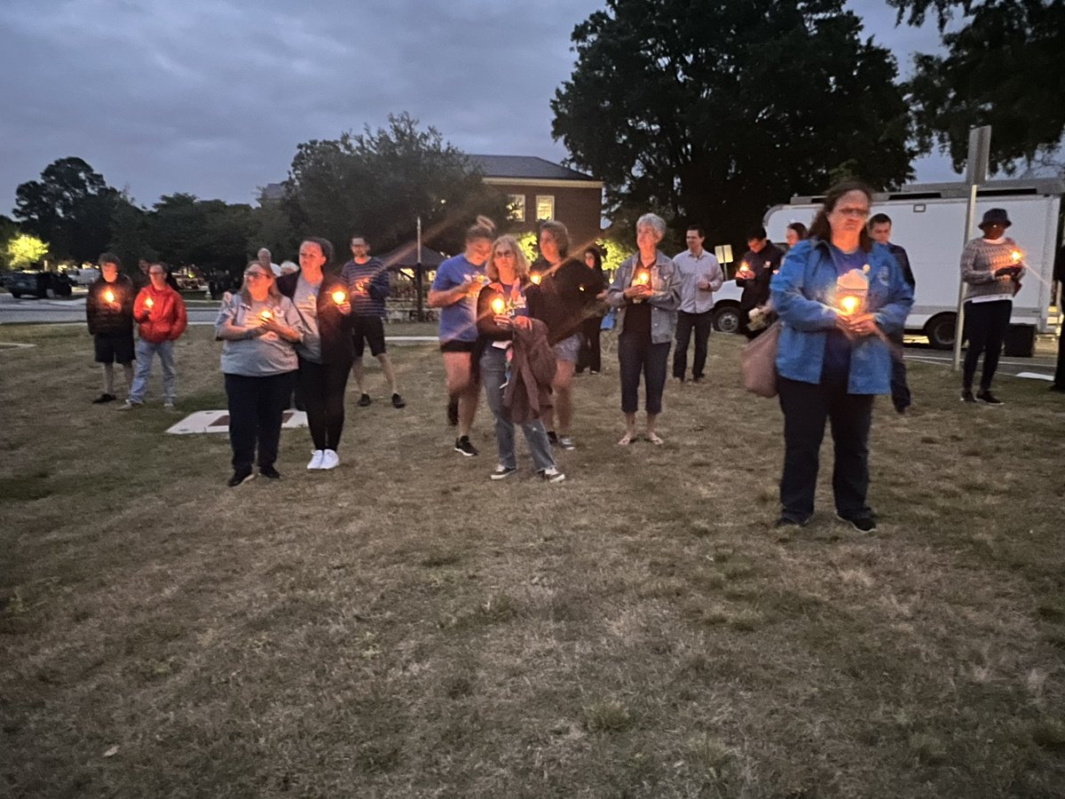 MichelleWolfTV's tweet image. Dozens stand #VBStrong as they light their candles during tonight’s 5/31 vigil @WAVY_News